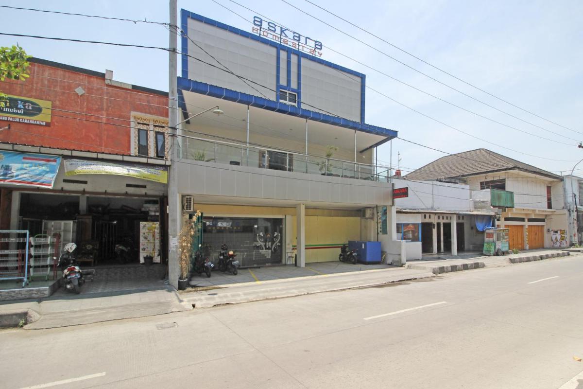 RedDoorz near UNS Solo - Housity