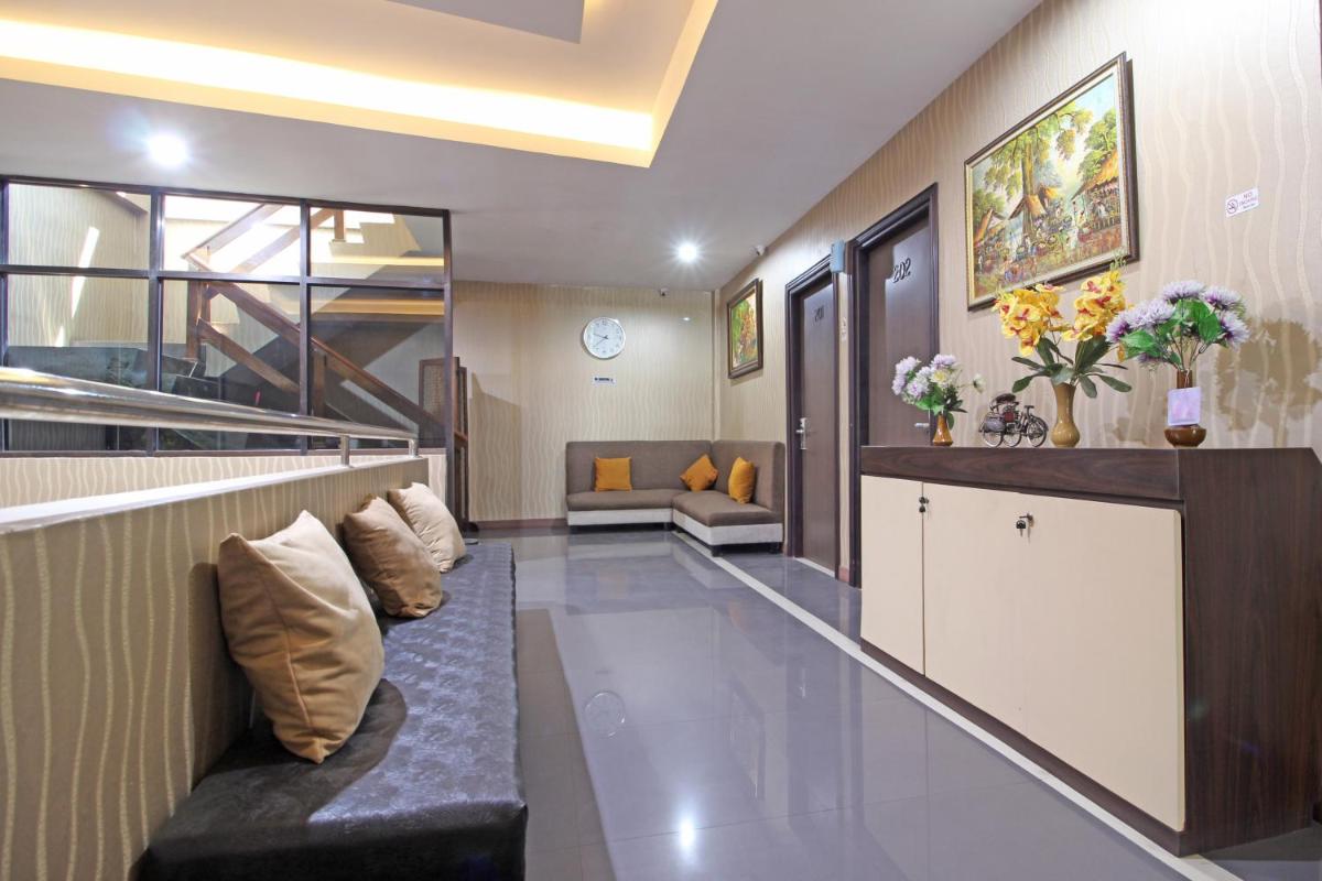 RedDoorz near UNS Solo - Housity