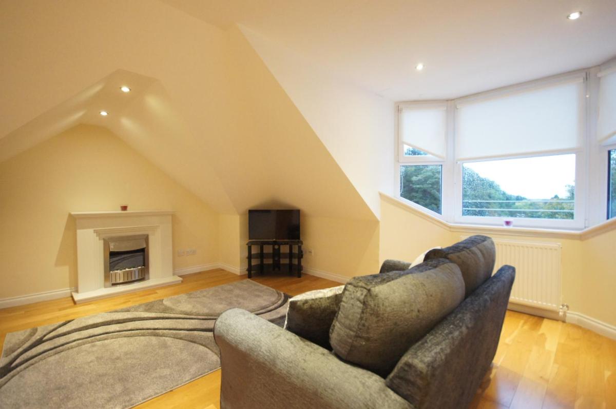 Suitetrails - Modern, Cosy Apartment In Bearsden with Private Parking