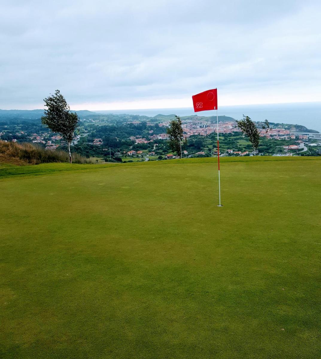 Instalaciones para jugar al golf en el apartahotel o alrededores