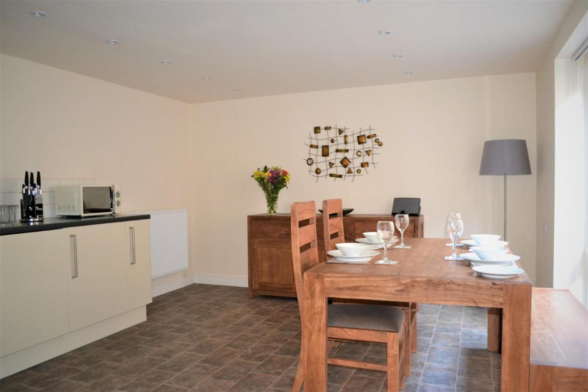 The Old Bottle Store - 2 Double Bedrooms, 2 Bathrooms, St Ives, Cambridgeshire - Housity
