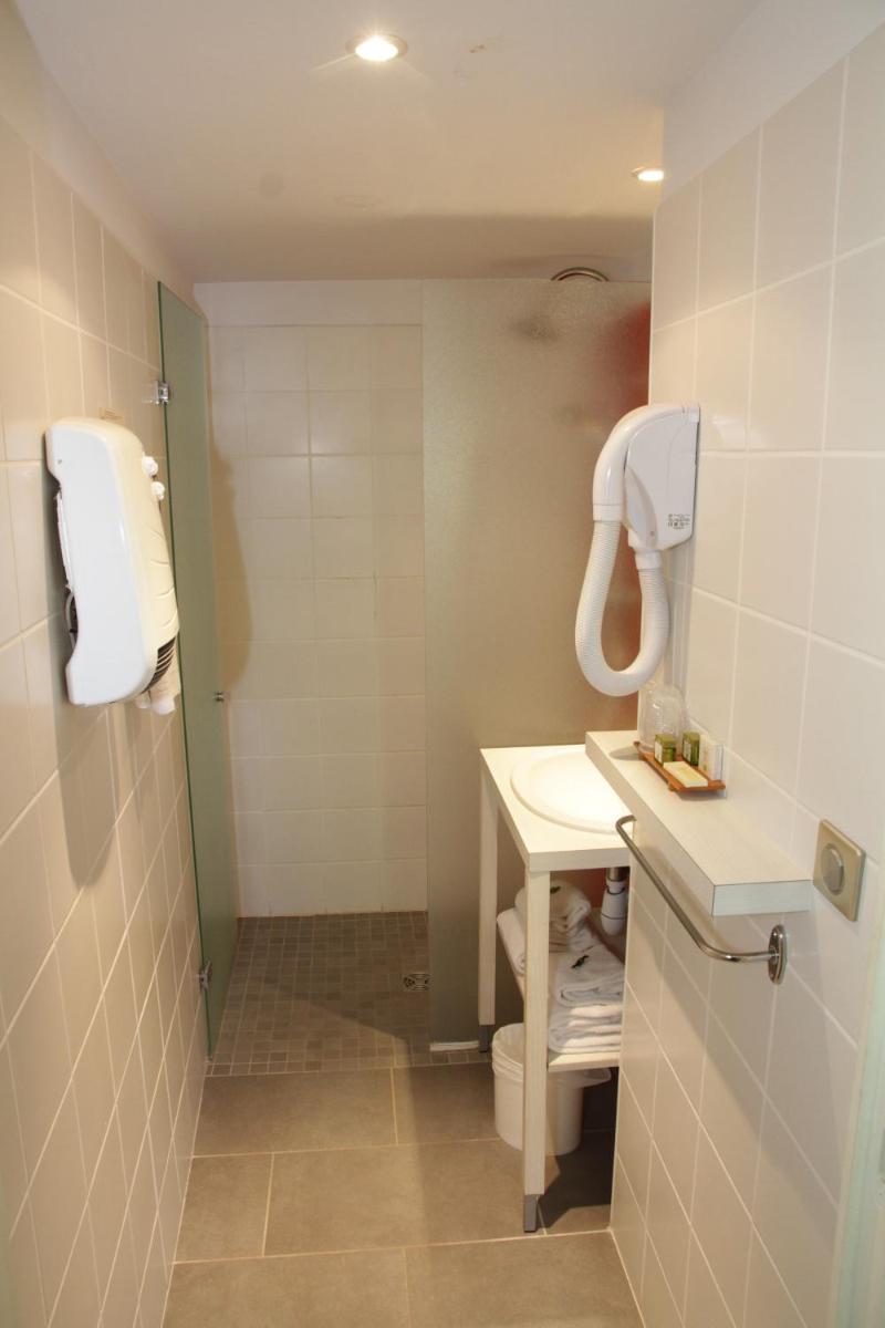 Salle de bains dans l'établissement Hôtel Spa La Truite Dorée