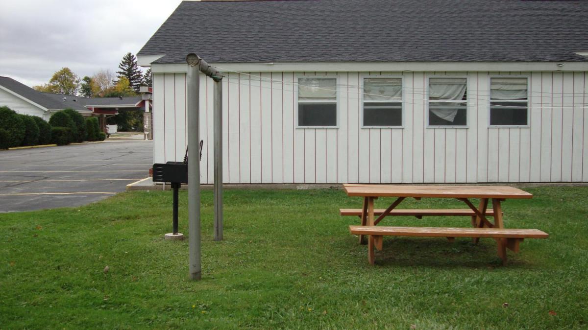 Pinconning Trail Inn Motel - Housity
