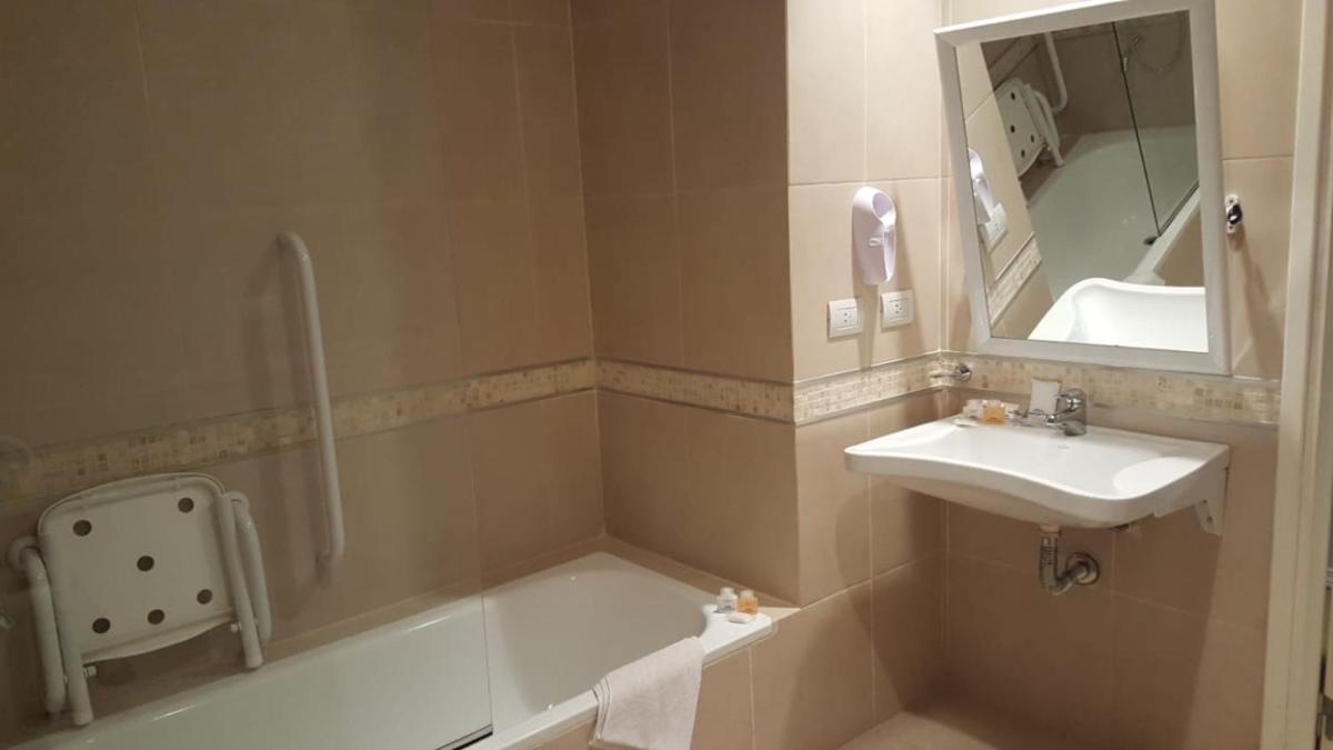 Howard Johnson Hotel Piedras Moras - Housity