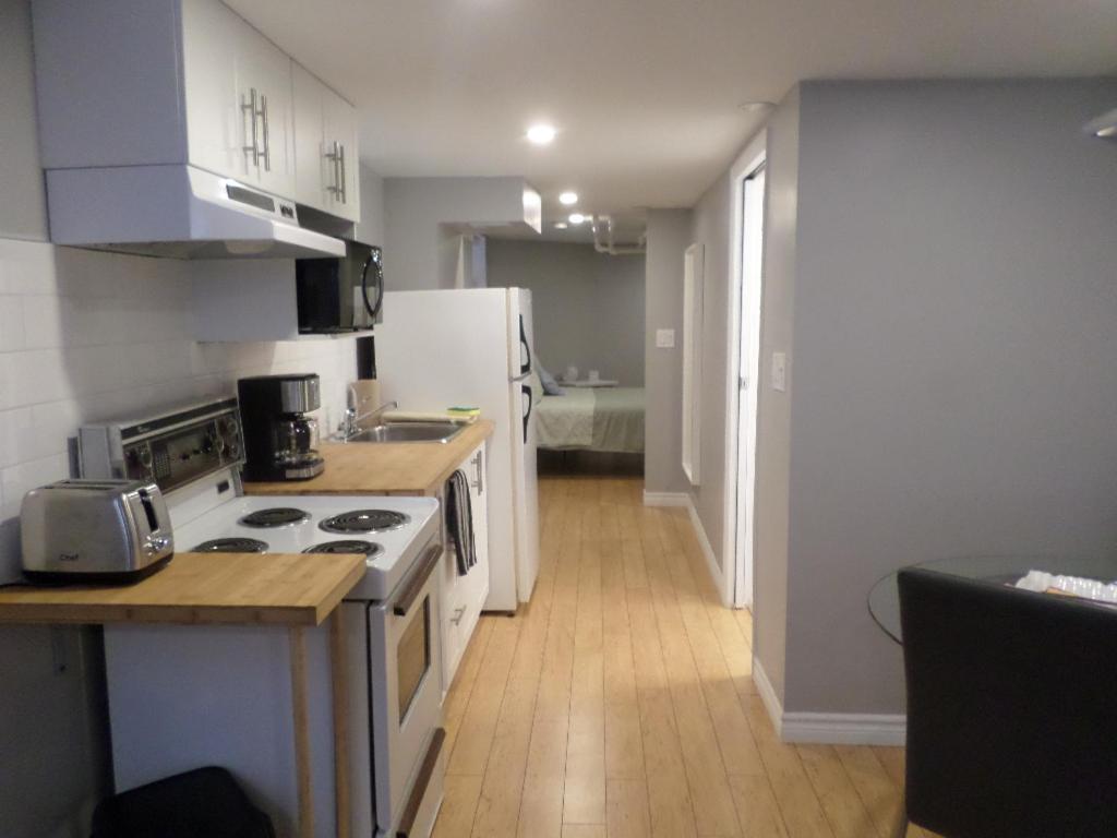 Suitetrails - Fantastic and Modern Downtown 1-Bed Basement Apt., parking Wi-Fi and Netflix included