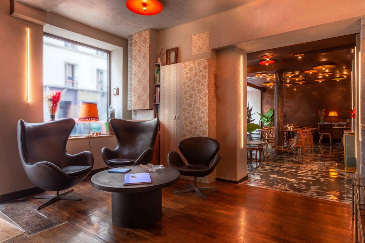Coin salon dans l'établissement Hôtel La Nouvelle République & Hammam