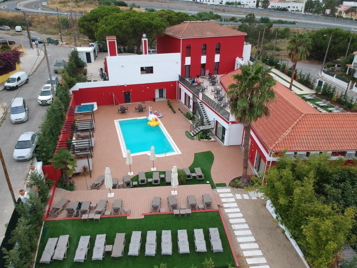 uma vista aérea de uma casa com piscina em Villa 3 Caparica - Lisbon Gay Beach Resort em Charneca