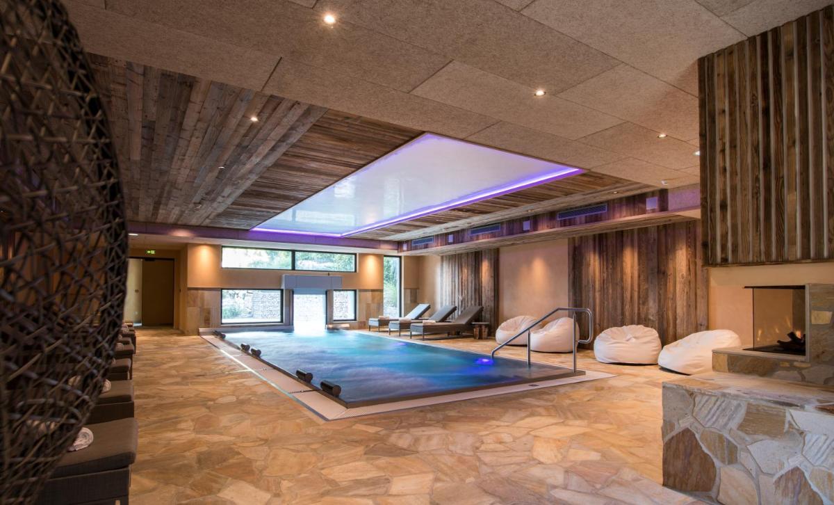 Piscine de l'établissement Hostellerie Des Châteaux & Spa ou située à proximité