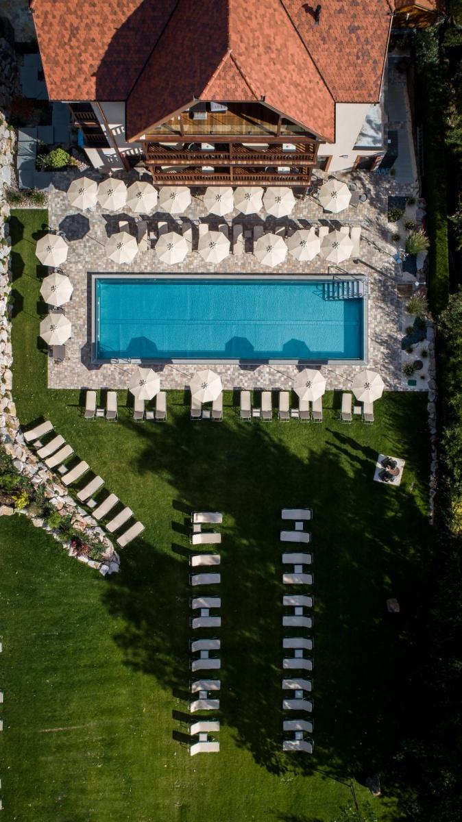 Piscine de l'établissement Hostellerie Des Châteaux & Spa ou située à proximité