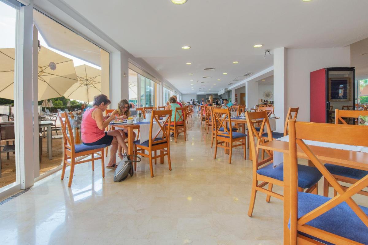 Un restaurante o sitio para comer en Aparthotel Dunes Platja