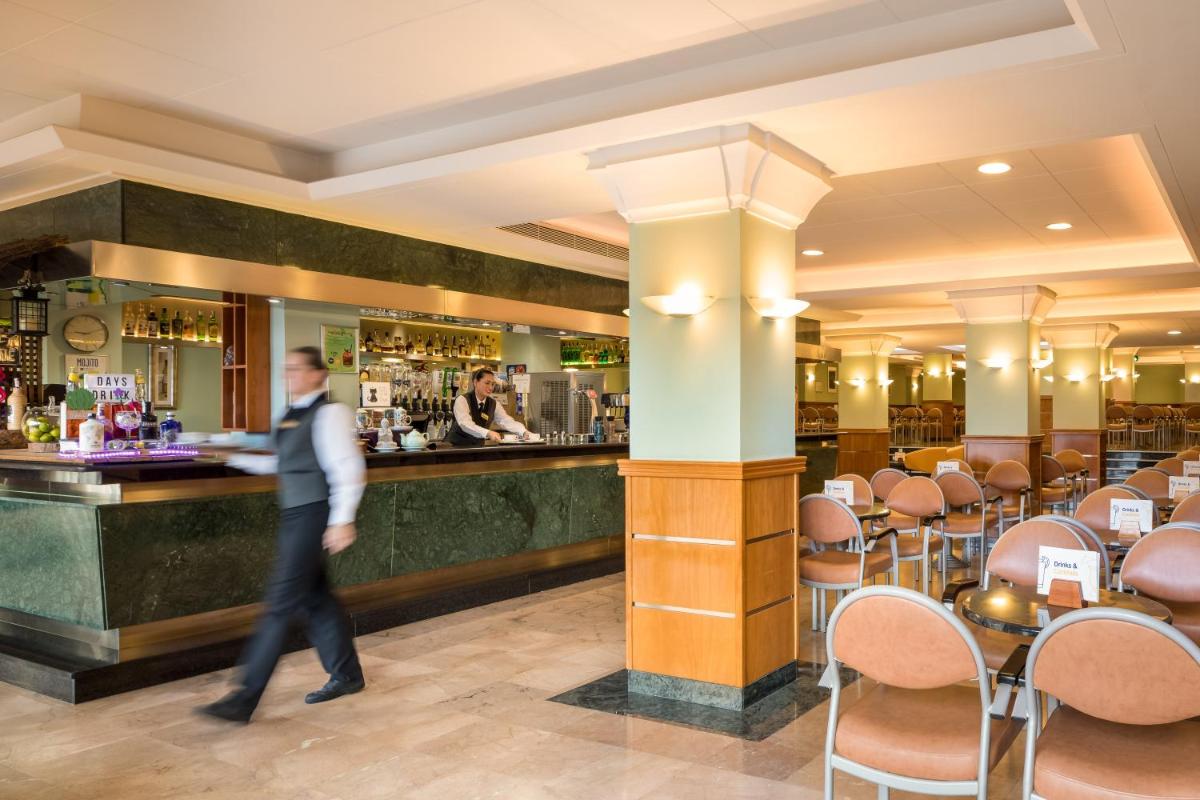 Un restaurante o sitio para comer en htop Pineda Palace 4Sup - Adults Recommended #htopBliss