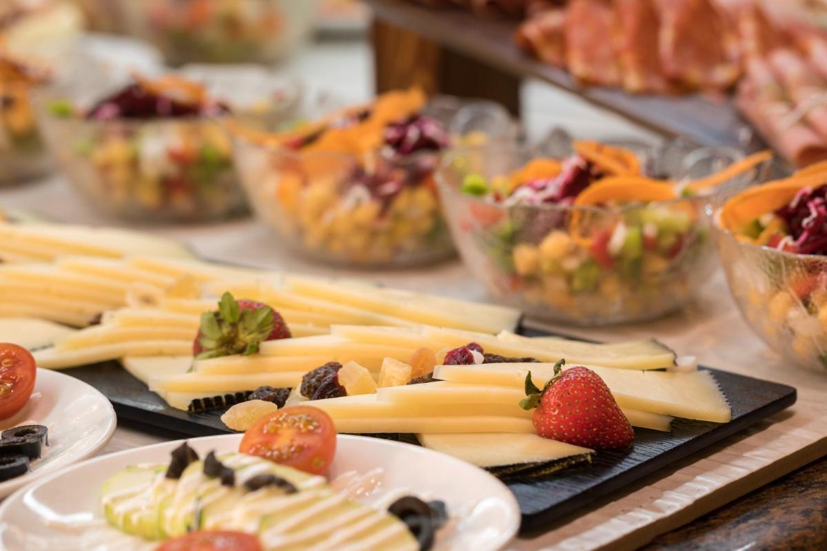 Comida en o cerca de este hotel