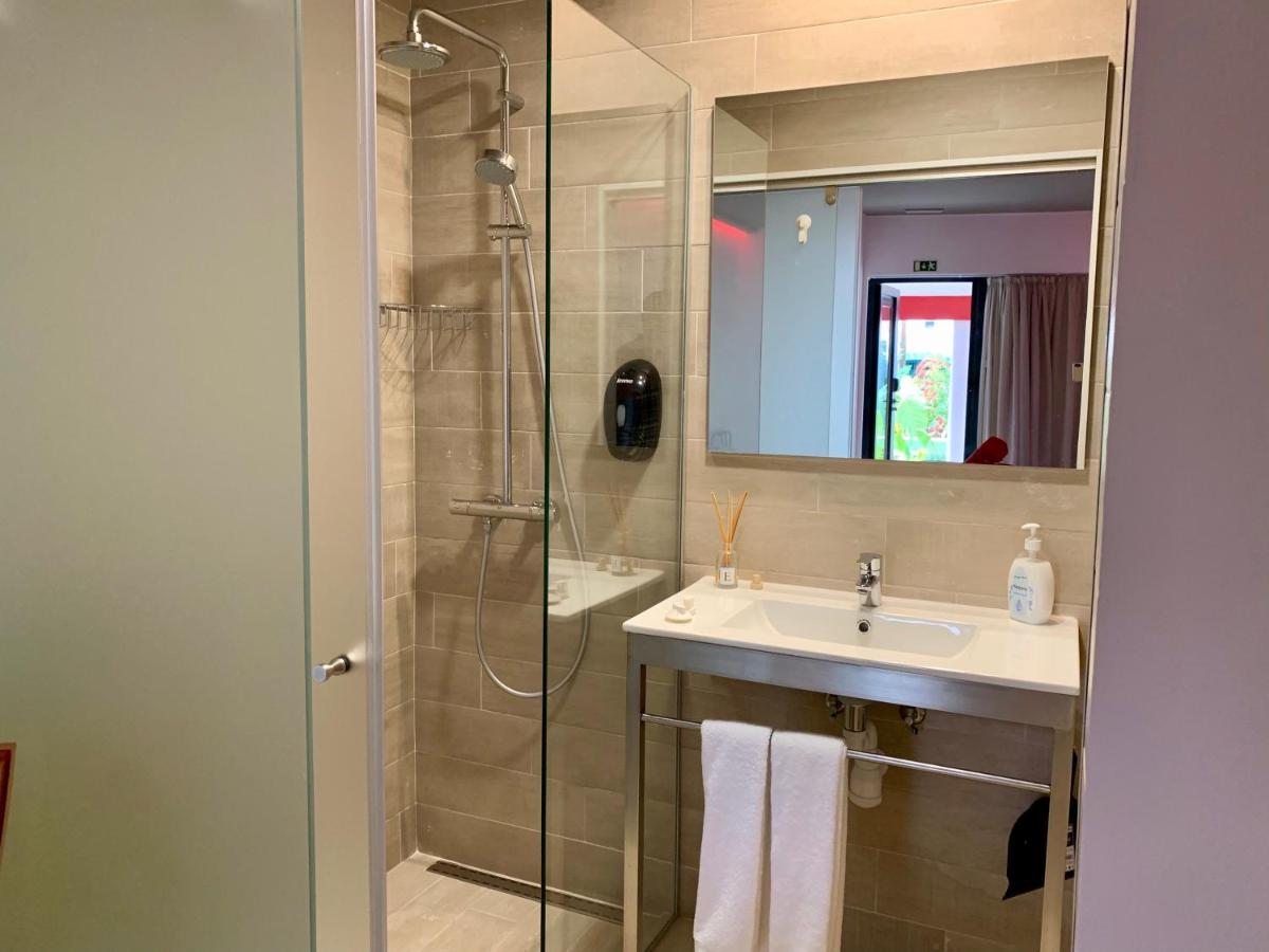 Uma casa de banho em Villa 3 Caparica - Lisbon Gay Beach Resort