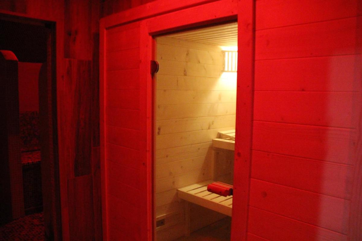 Uma casa de banho em Villa 3 Caparica - Lisbon Gay Beach Resort