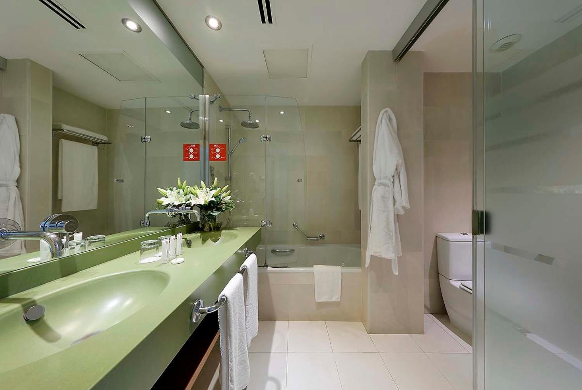 Un baño con lavabo, inodoro y ducha. en Exe Estepona Thalasso & Spa- Adults Only, en Estepona