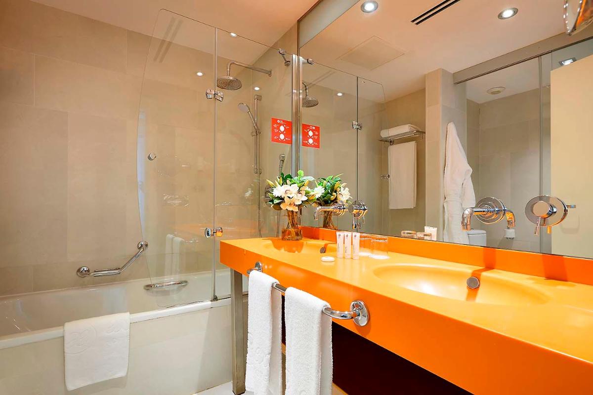 Un baño de Exe Estepona Thalasso & Spa- Adults Only