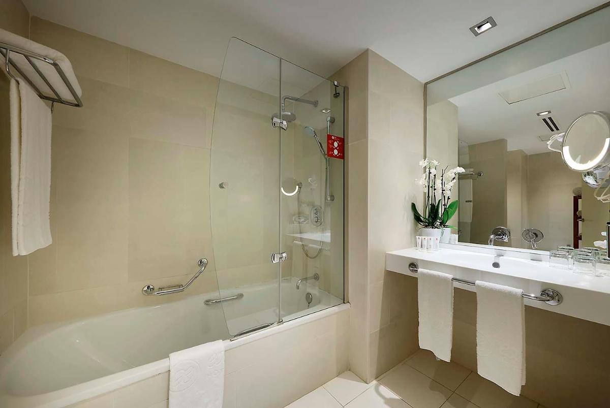 Un baño de Exe Estepona Thalasso & Spa- Adults Only