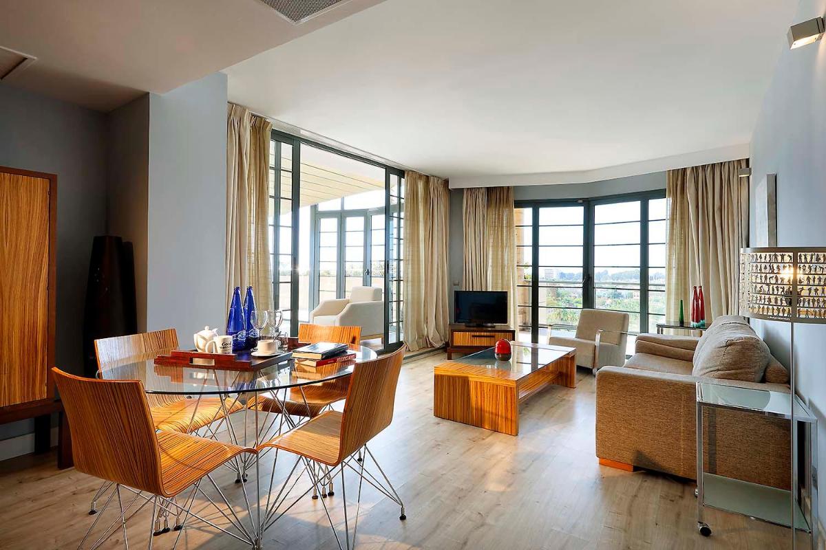 una sala de estar con una mesa y un sofá en Exe Estepona Thalasso & Spa- Adults Only, en Estepona