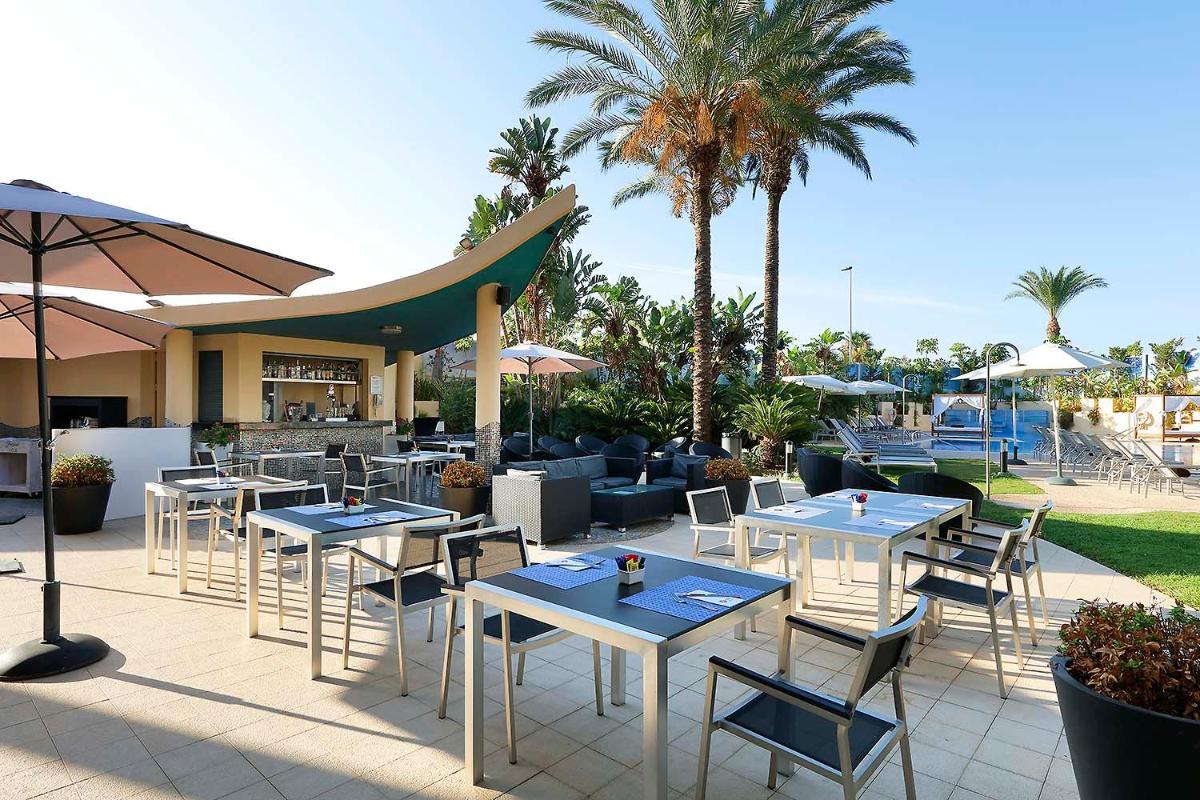 Un restaurante o sitio para comer en Exe Estepona Thalasso & Spa- Adults Only