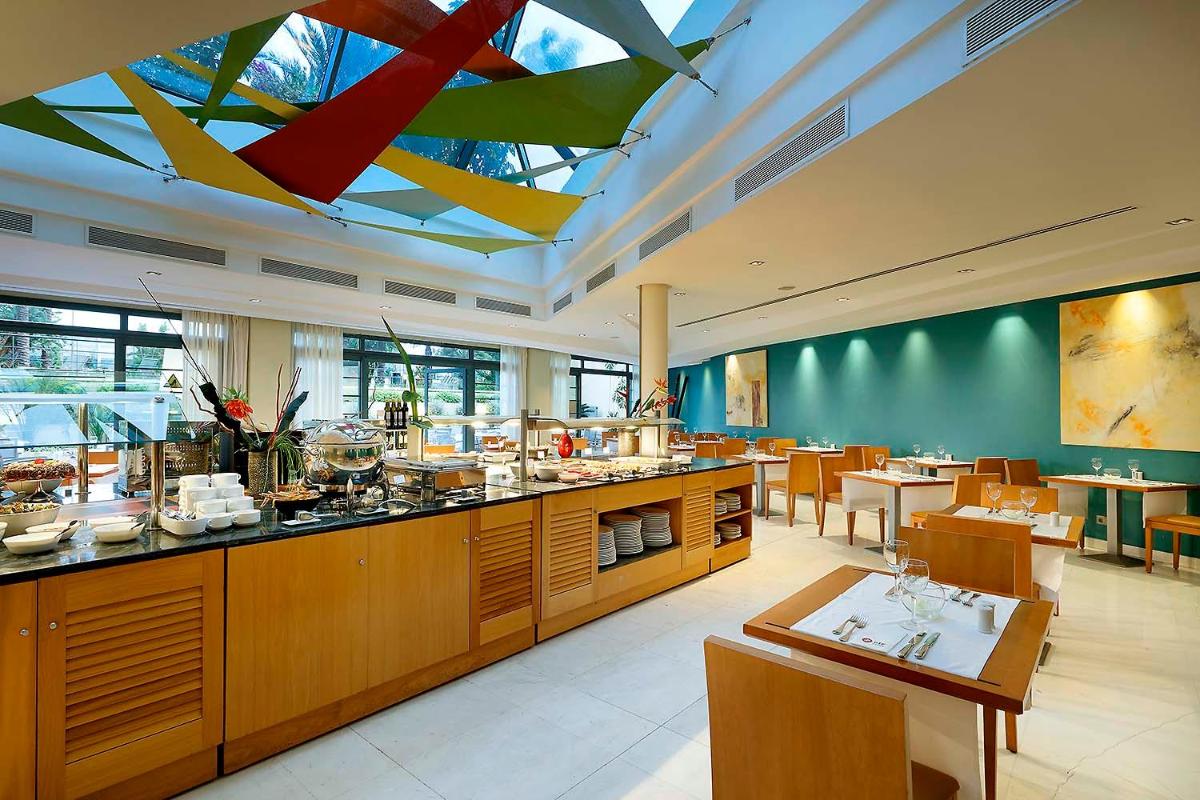 Un restaurante o sitio para comer en Exe Estepona Thalasso & Spa- Adults Only