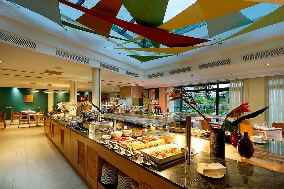 Comida en o cerca de este hotel