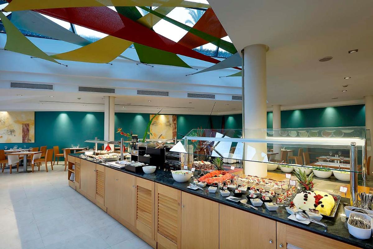 Comida en o cerca de este hotel