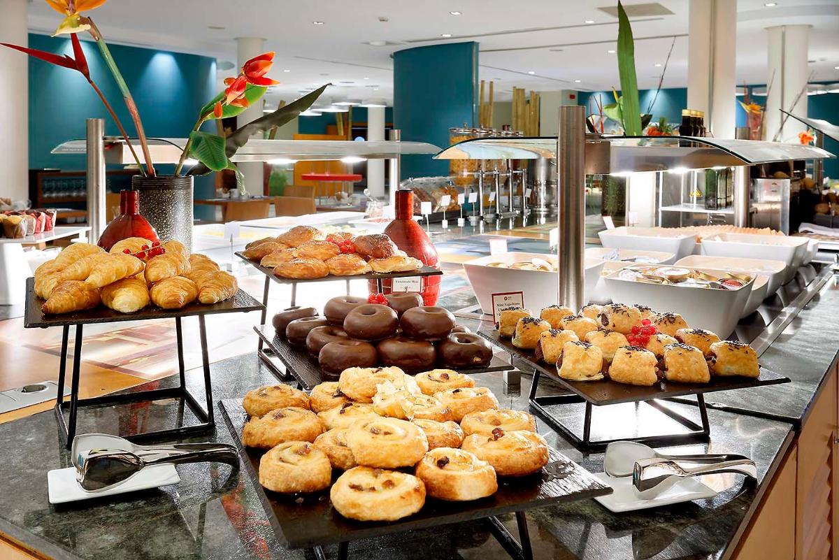 Comida en o cerca de este hotel