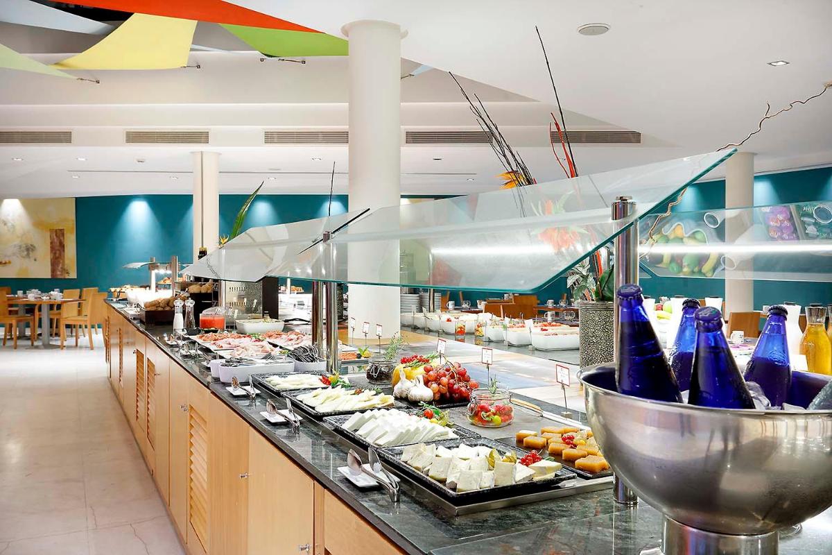Comida en o cerca de este hotel