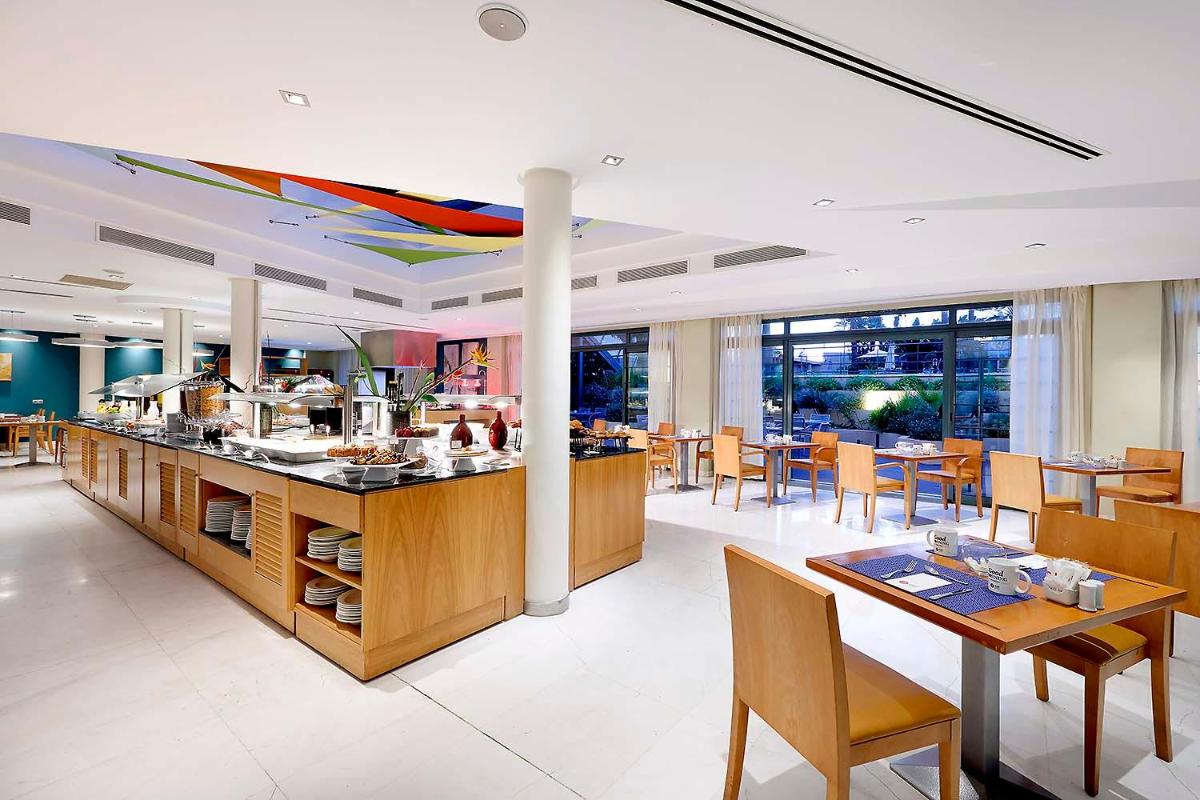 Un restaurante o sitio para comer en Exe Estepona Thalasso & Spa- Adults Only
