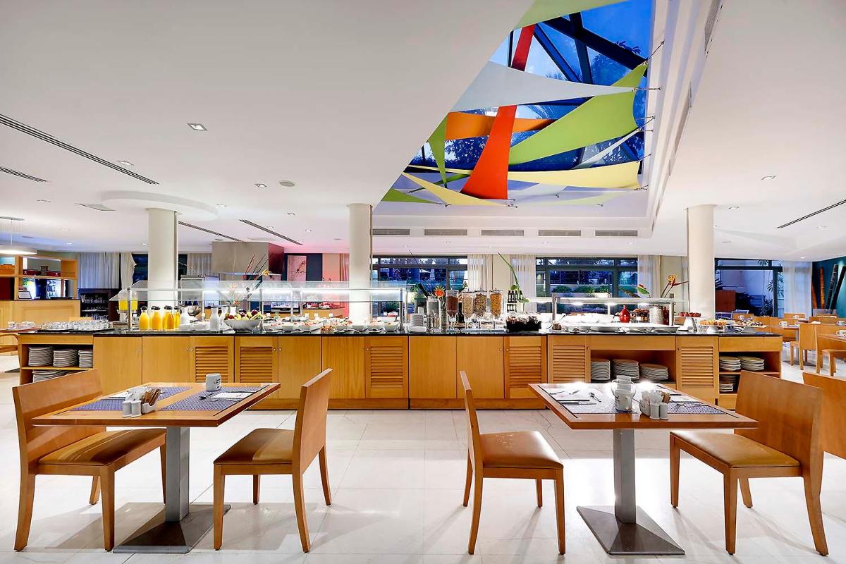 Un restaurante o sitio para comer en Exe Estepona Thalasso & Spa- Adults Only