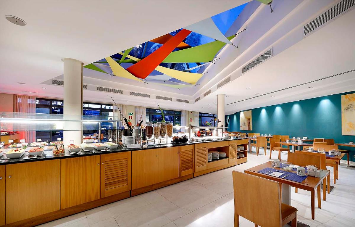 Un restaurante o sitio para comer en Exe Estepona Thalasso & Spa- Adults Only