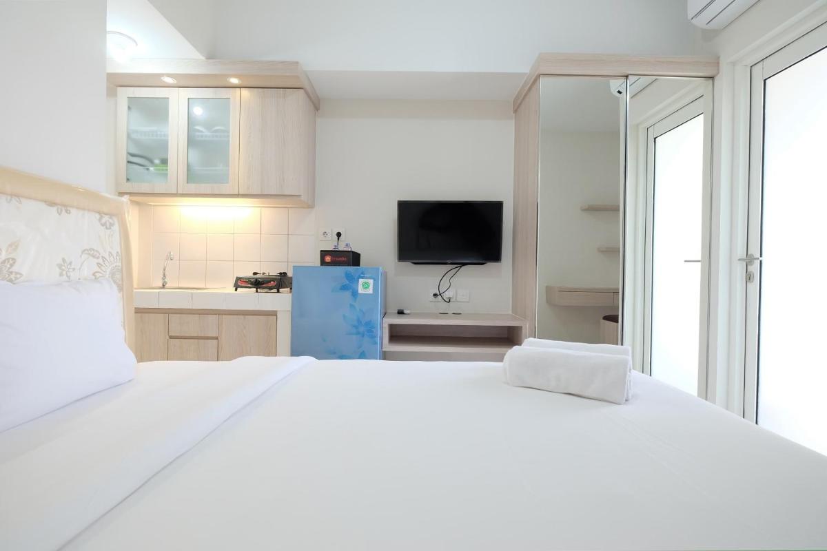 Minimalist Studio Room at The Springlake Apartment Sumarecon Bekasi By Travelio - Housity