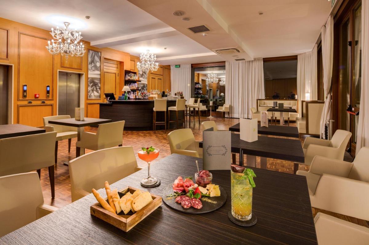 Grande Albergo Roma - Housity
