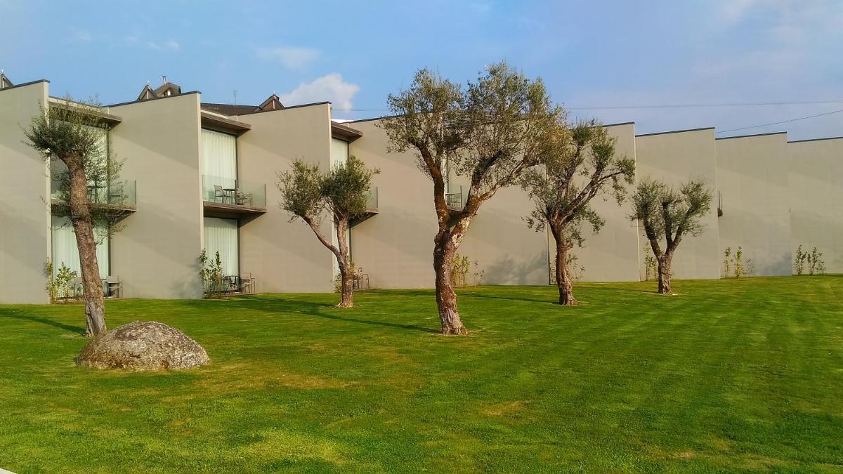 Um jardim no exterior de Tempus Hotel & Spa