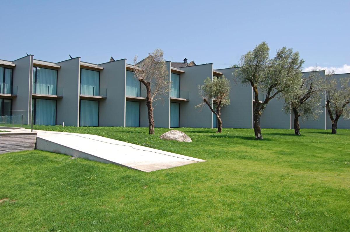 Um jardim no exterior de Tempus Hotel & Spa
