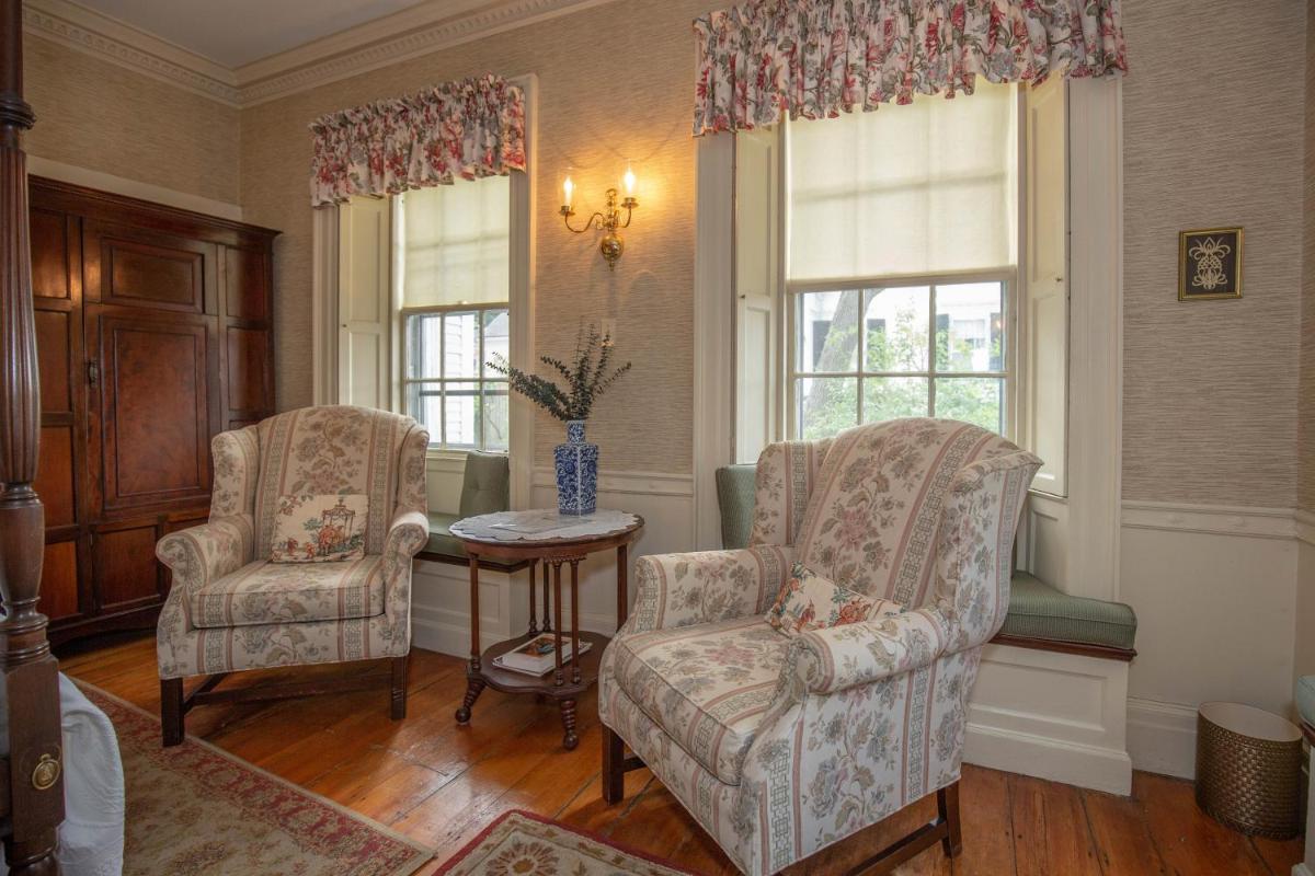 Clark Currier Inn - Housity