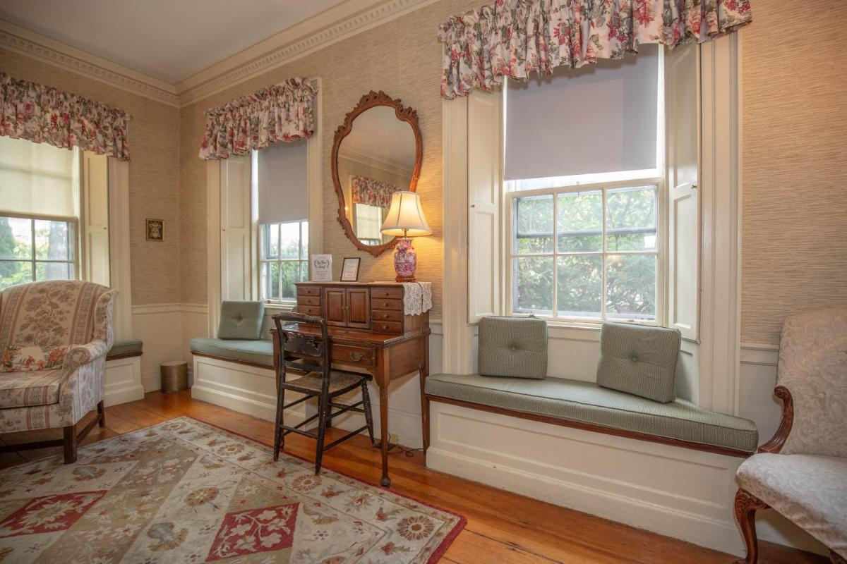 Clark Currier Inn - Housity