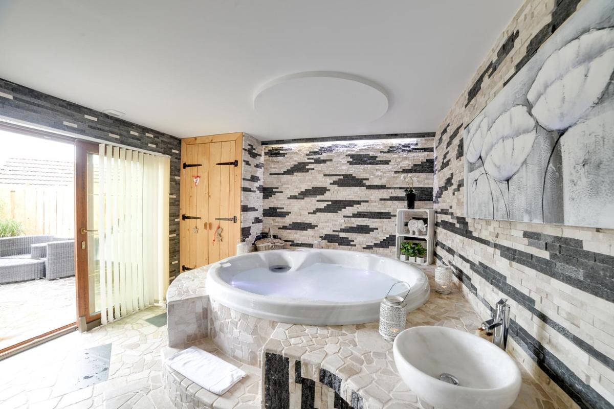 Salle de bains dans l'établissement Domaine du Haut Jardin Hôtel & Chalets Spa Privé