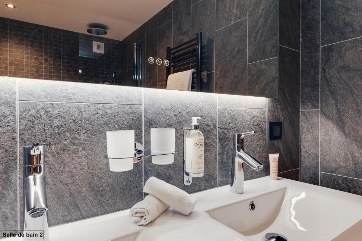 Salle de bains dans l'établissement Hôtel Avancher