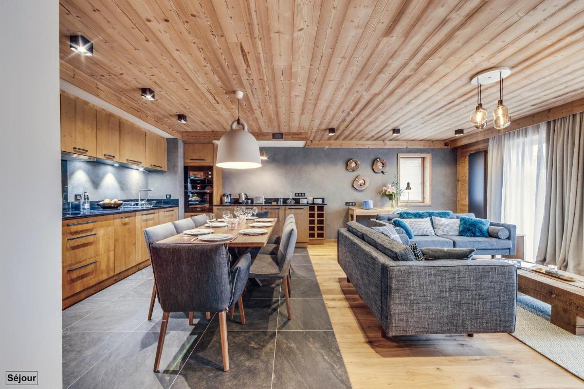 une cuisine et un salon avec une table et un canapé dans l'établissement Hôtel Avancher, à Val dʼIsère