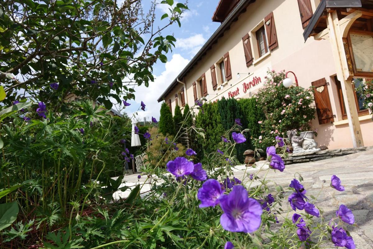 Jardin de l'établissement Domaine du Haut Jardin Hôtel & Chalets Spa Privé