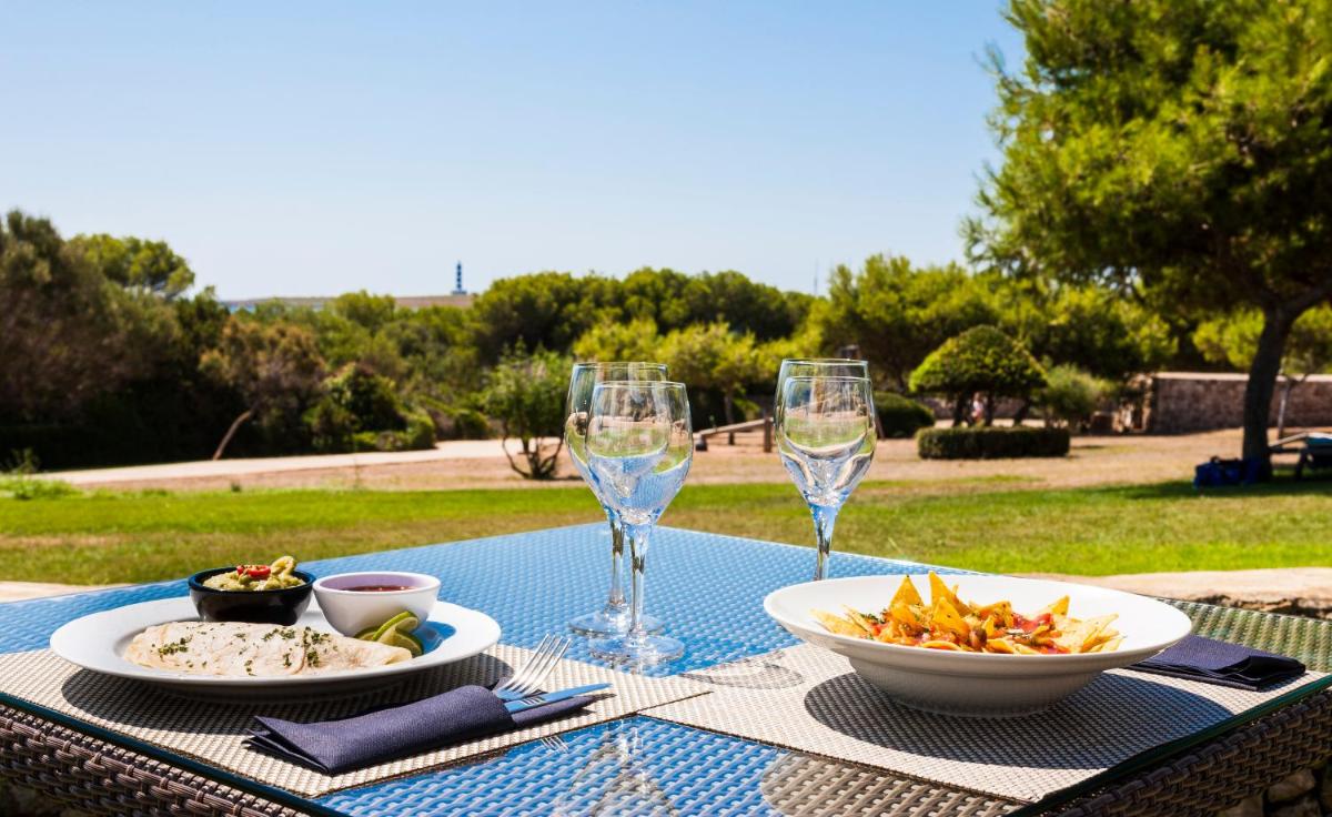 Comida en o cerca de este apartahotel