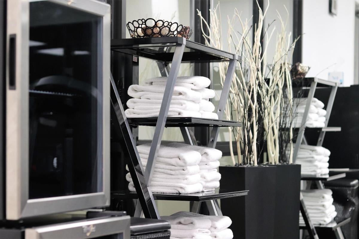 Harborside Hotel - Housity