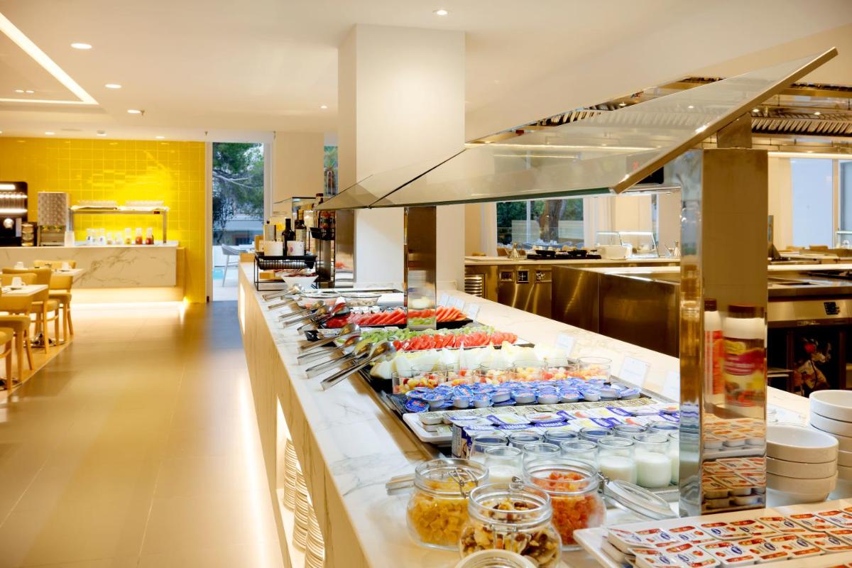Comida en o cerca de este hotel