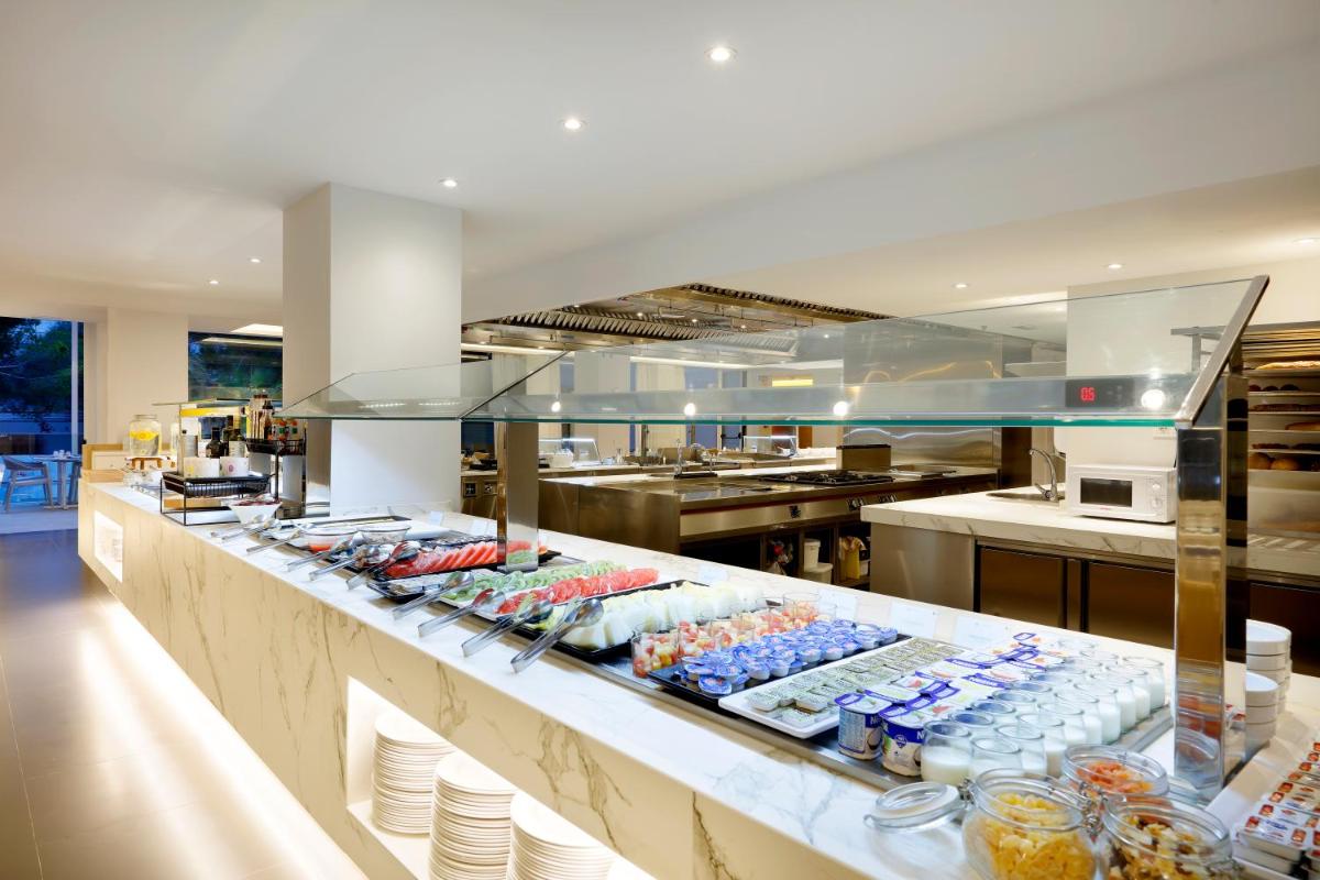Comida en o cerca de este hotel