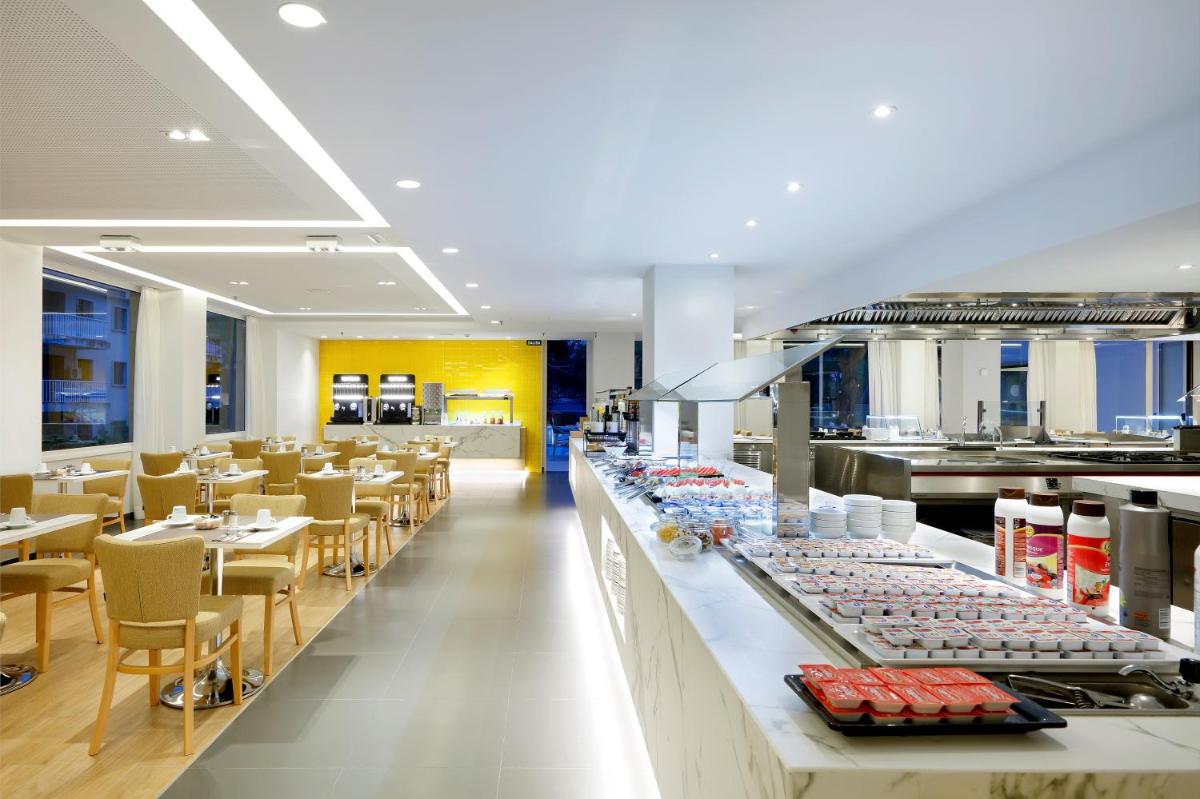 Un restaurante o sitio para comer en Talayot - Adults Only