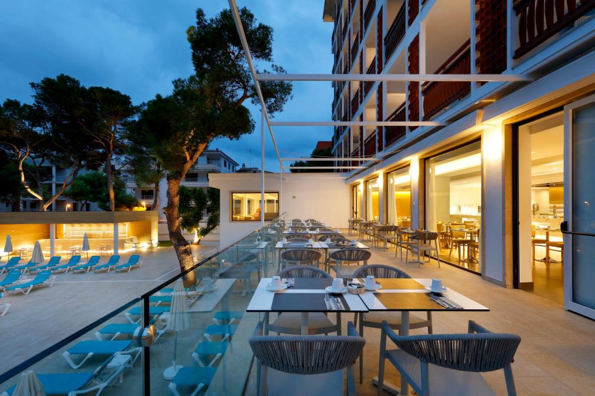 Un restaurante o sitio para comer en Talayot - Adults Only