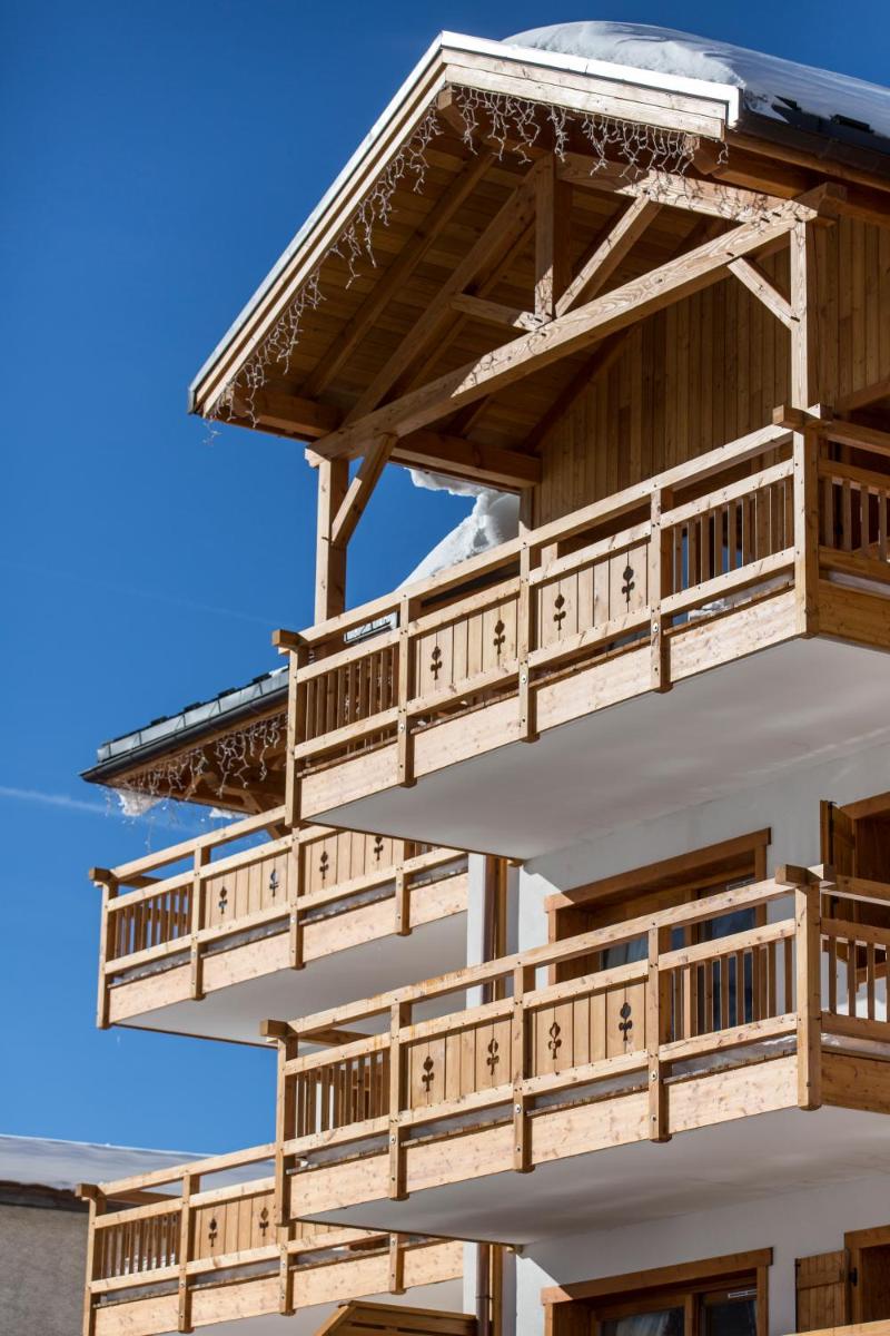 - un bâtiment avec des balcons en bois sur le côté dans l'établissement CGH Résidence Boutique Le Napoléon, à Montgenèvre