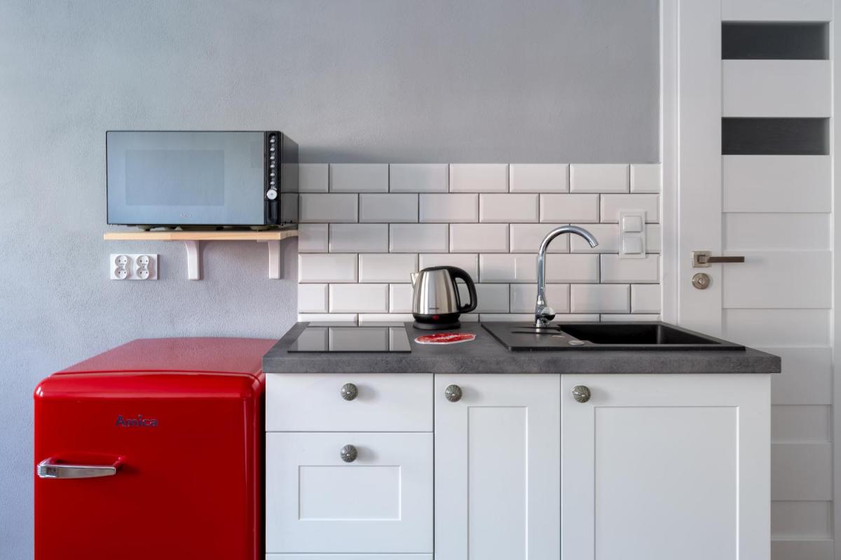 LiPsTiCk HoUsE RyNeK - Housity