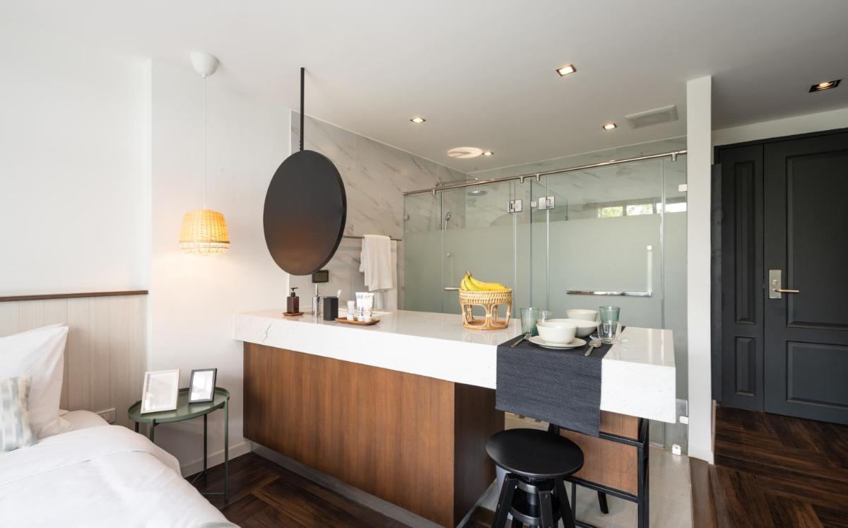 Warm Window Silom - Housity